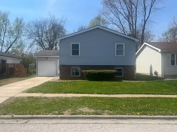 1408 Ridgeport Ave, Bloomington, IL 61704