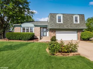 1653 Scottdale Cir, Wheaton, IL 60189