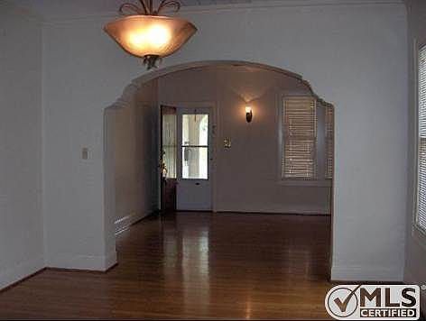 5th image of 327 W Lullwood Ave