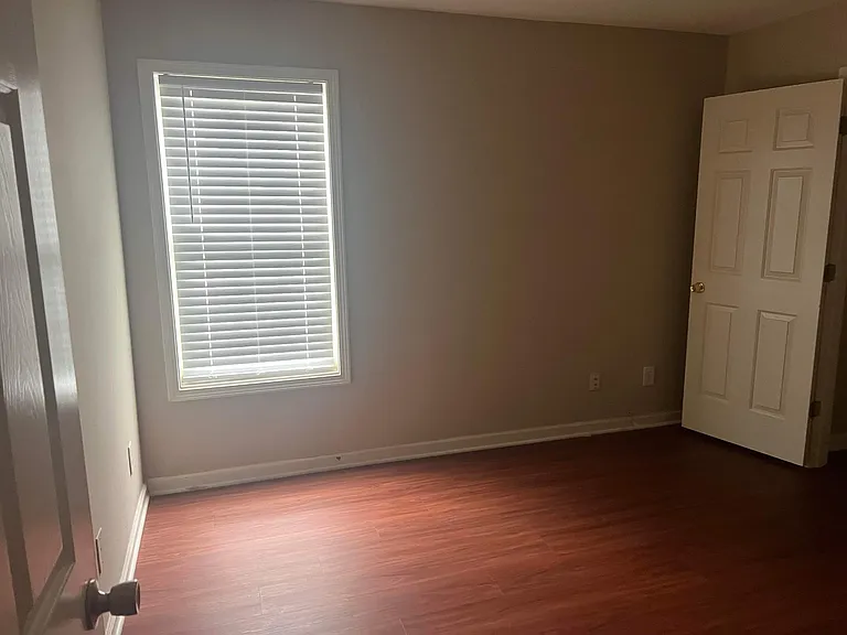 985 Waldwick Dr — Photo 5