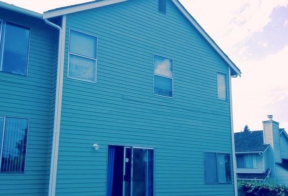 SLIDING DOOR IN BACK & PATIO