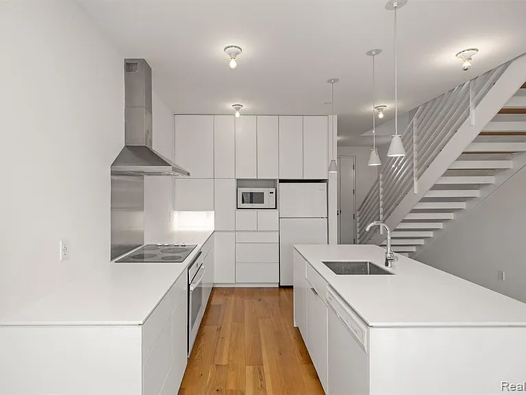 644 Selden St #302 — Photo 7