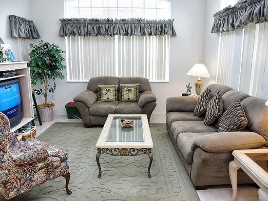 LB4T975PTC-living-area