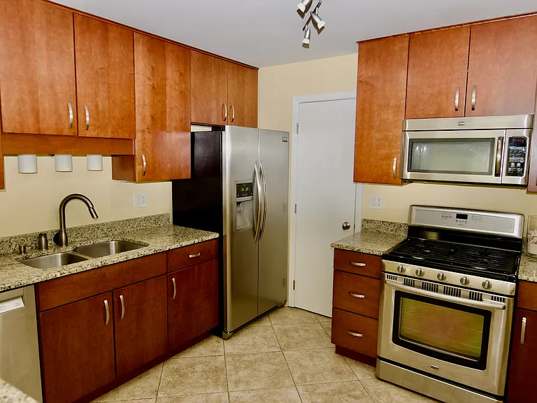 1047 Auburn Ln — Photo 6