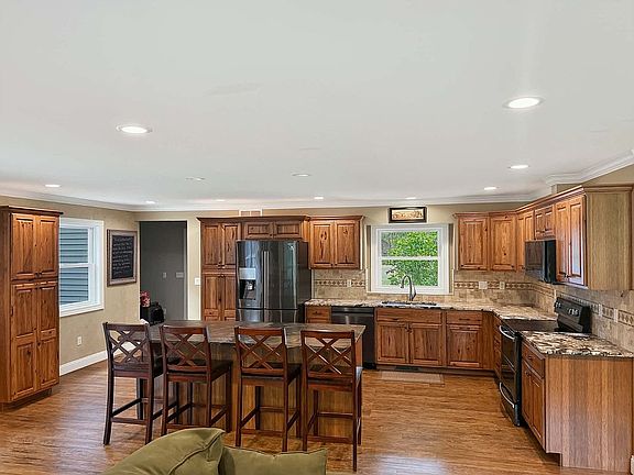 2nd image of 1555 Thompson Rd