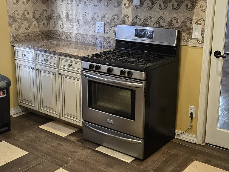 16-18 Newfield Ave #1 — Photo 4