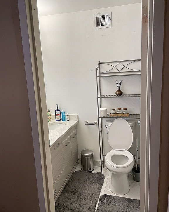 1st image of 200 N Dearborn St Unit 1707