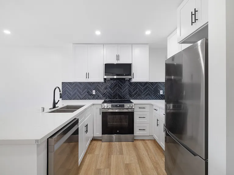 Encino Country Club Apartments — Photo 28