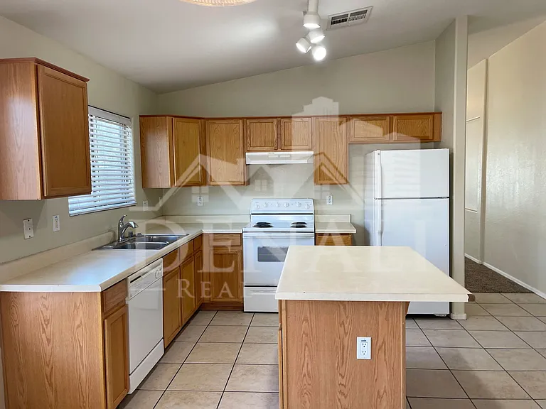7220 S 55th Dr — Photo 8