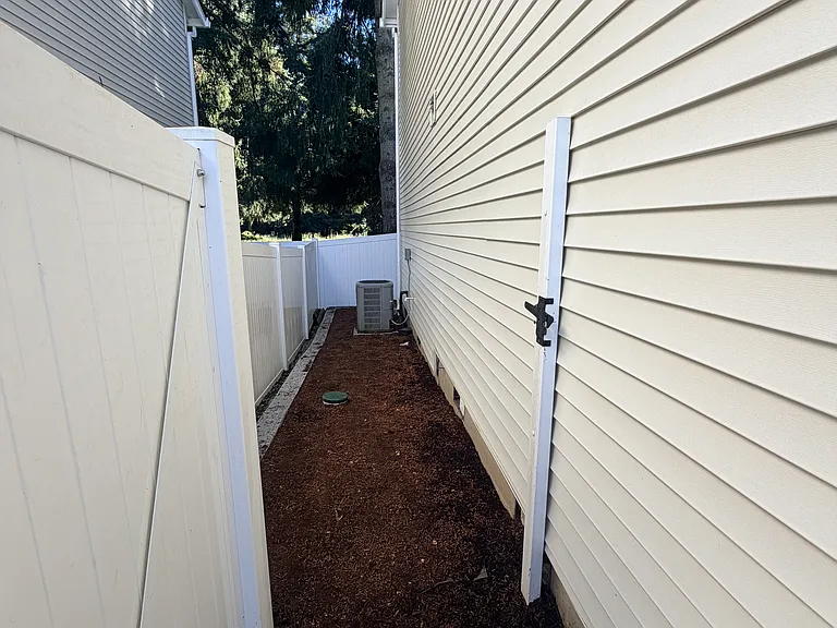 7901 NE 60th St — Photo 35
