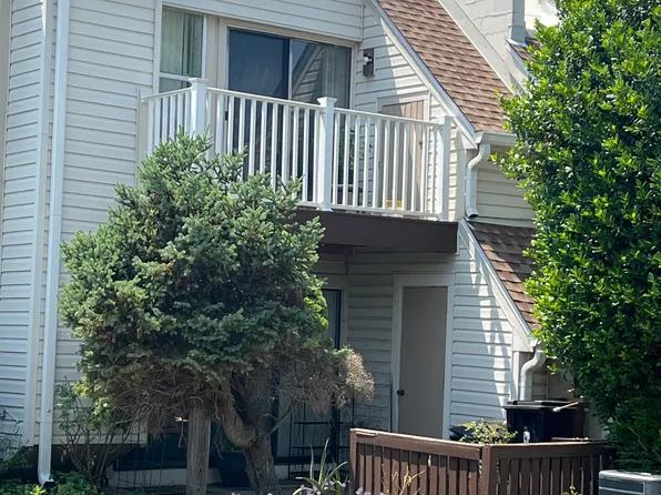 1038 Warwick Ct, Sterling, VA 20164