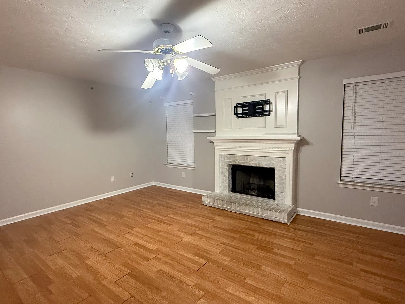 3 bed, 2.5 bath, 1516 sqft, $2,300 — Photo 2