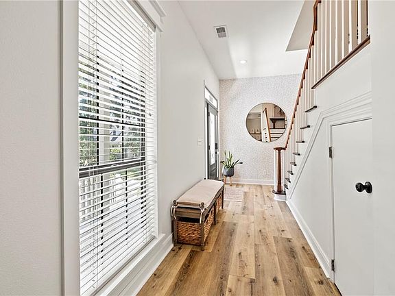 4th image of 302 Vine Ct