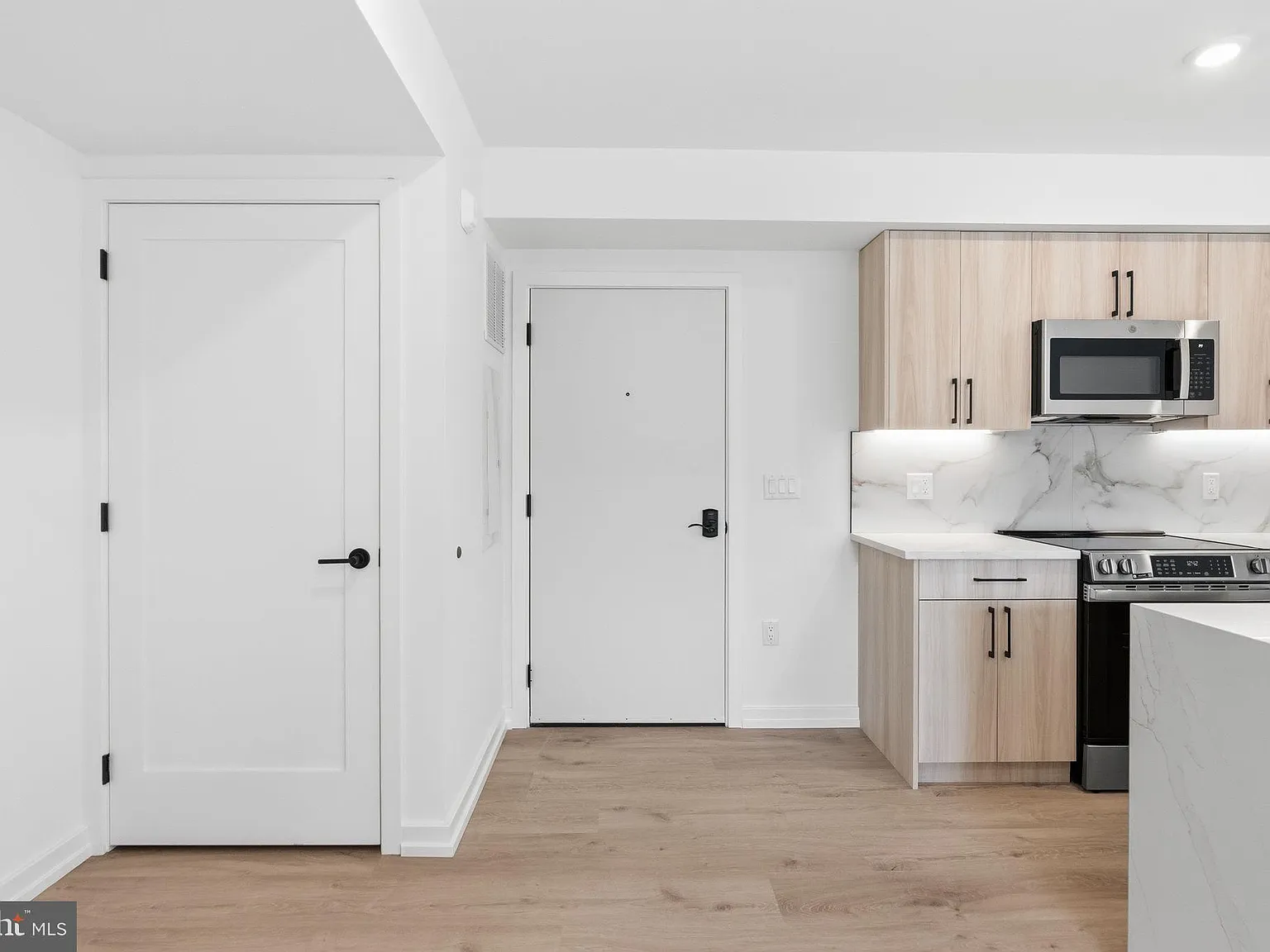 1 bed, 1.0 bath, 650 sqft, $2,000 — Photo 3