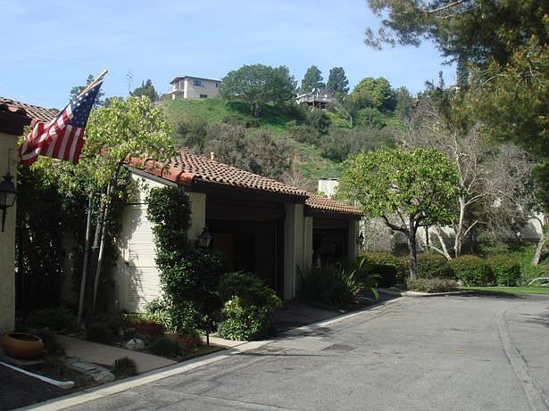 Street Entrance towards West