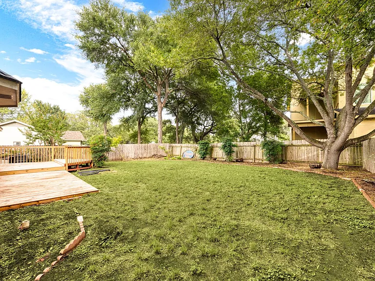 1502 Oak Knoll Ln — Photo 16