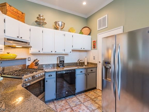 4th image of 295 Bloomfield Ave #6