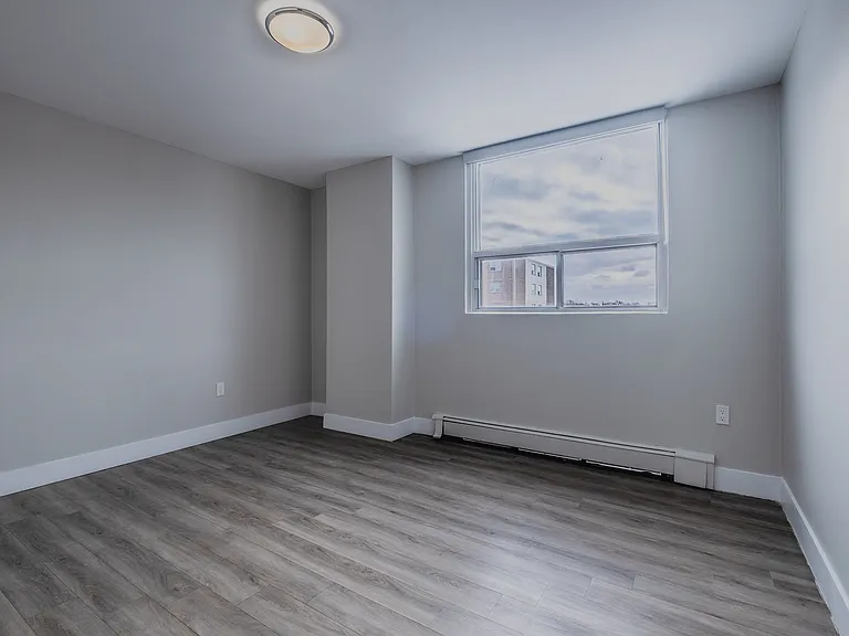 1126 Adelaide St N — Photo 13