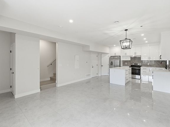5th image of 722 Coopland Cres #4