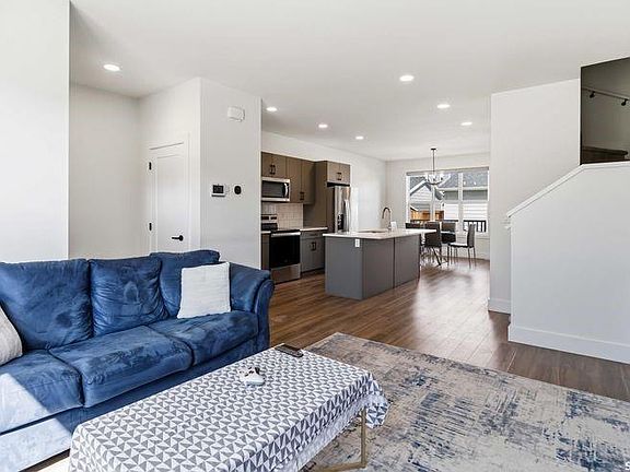 3rd image of 175 Rosewood BOULEVARD E