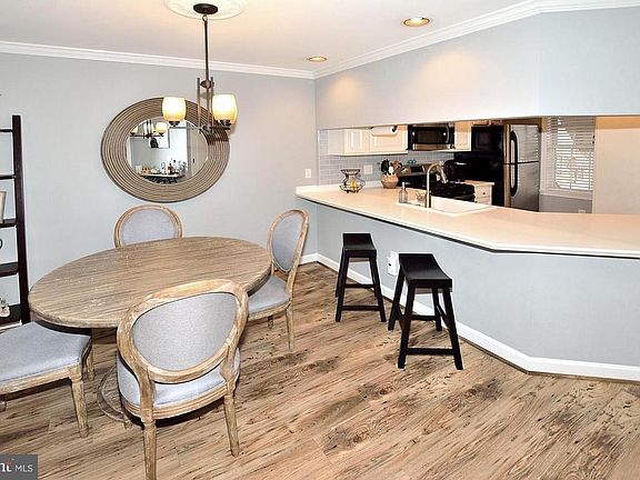 4th image of 6940 Fairfax Dr Unit 304