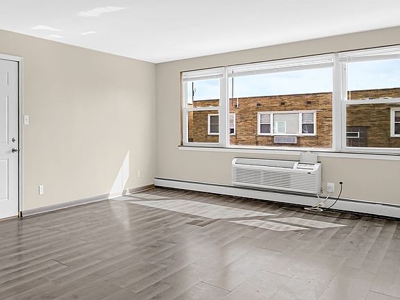4th image of 1307 Calumet Ave #4