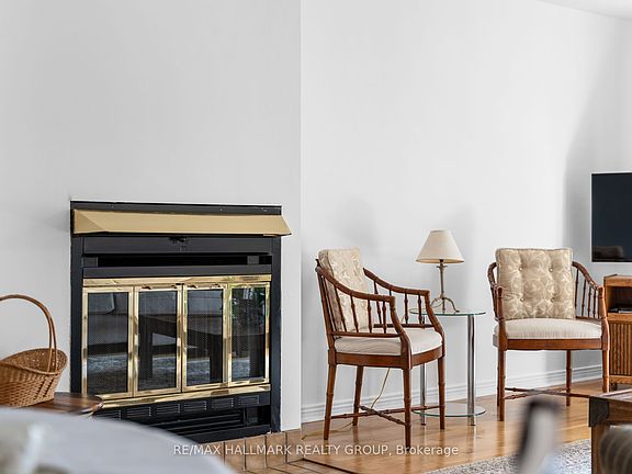 4th image of 1916 Russell Rd