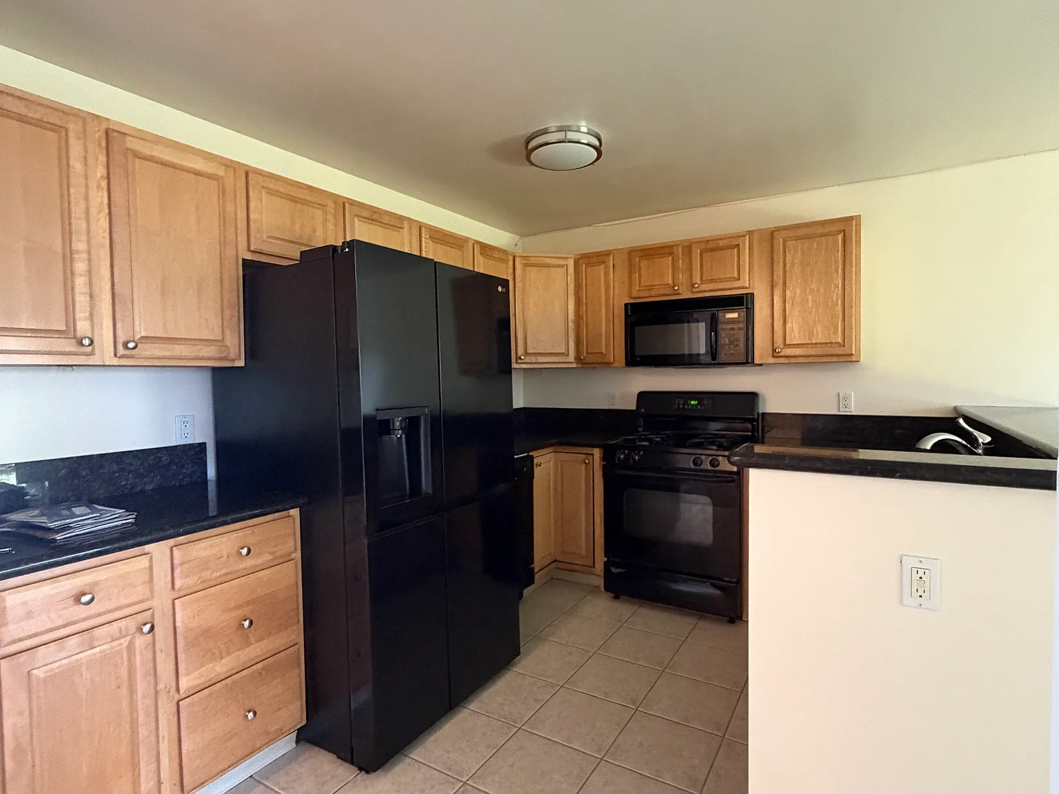 3 bed, 2400 sqft, $4,295 — Photo 2