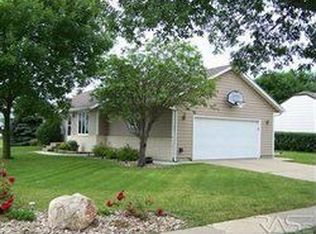 5701 W Dardanella Rd, Sioux Falls, SD 57106