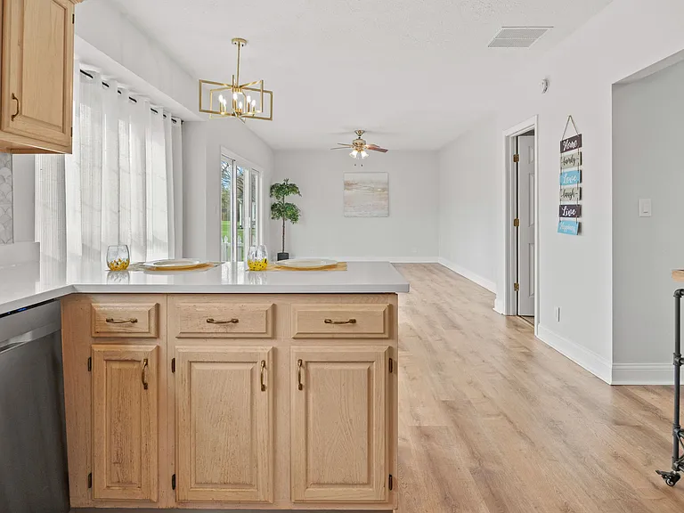21 Goldersgreen Dr — Photo 11