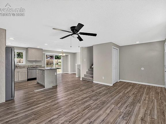 5th image of 320 Cranbrook Cir