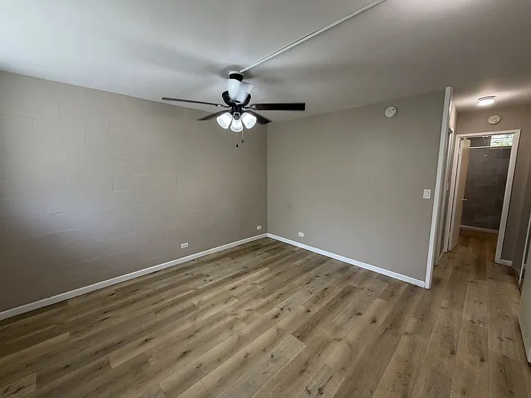 403 Hobron Ln — Photo 2