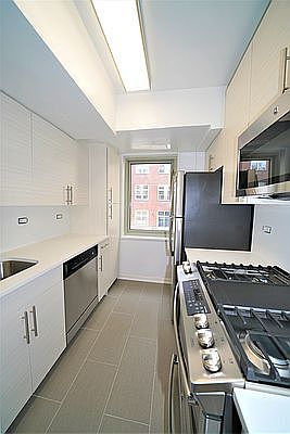 3rd image of 125 E 87th St APT 12B
