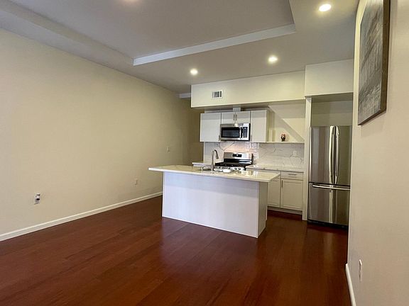 5th image of 939 S Saint Bernard St APT 1
