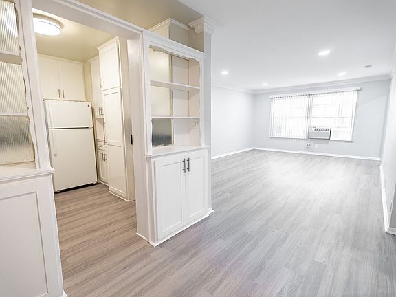 3rd image of 611 Levering Ave APT 5