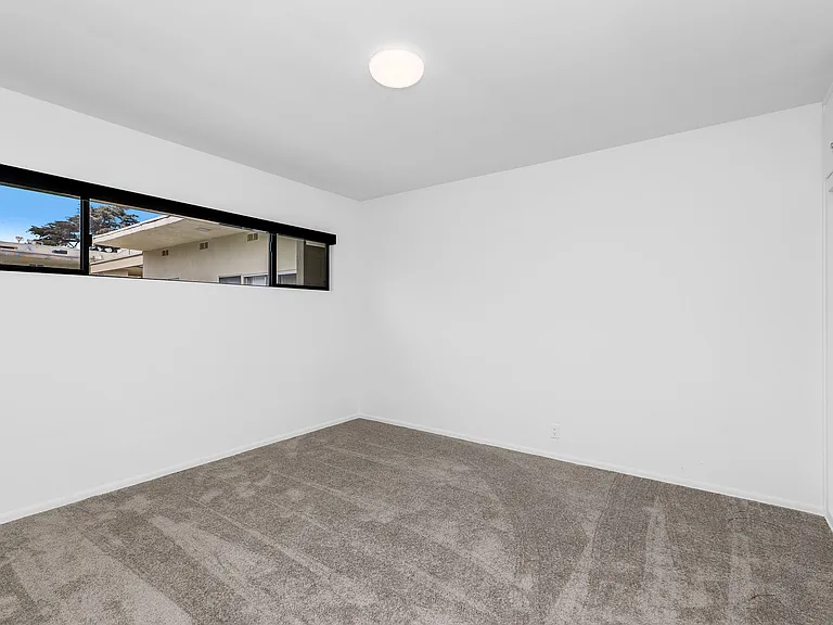 2032 N Beachwood Dr — Photo 8
