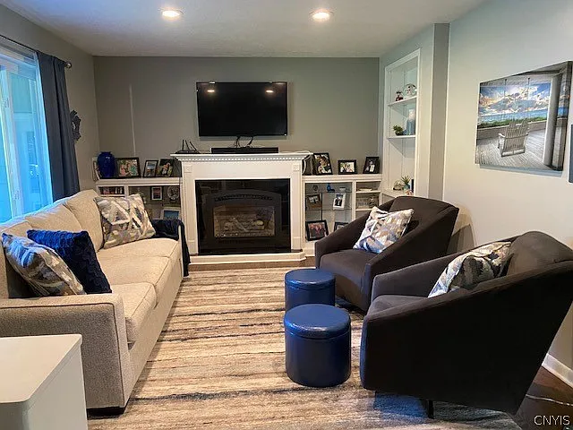 2 bed, 1.0 bath, 1024 sqft, $2,000 — Photo 2