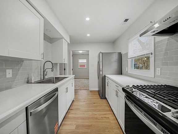 2nd image of 613 N Ashland Ave