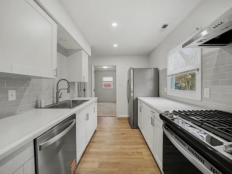 613 N Ashland Ave — Photo 2
