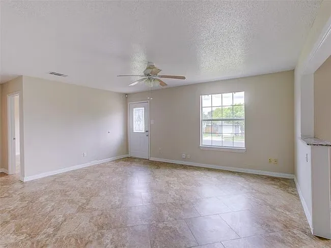 4 bed, 1400 sqft, $1,000 — Photo 3