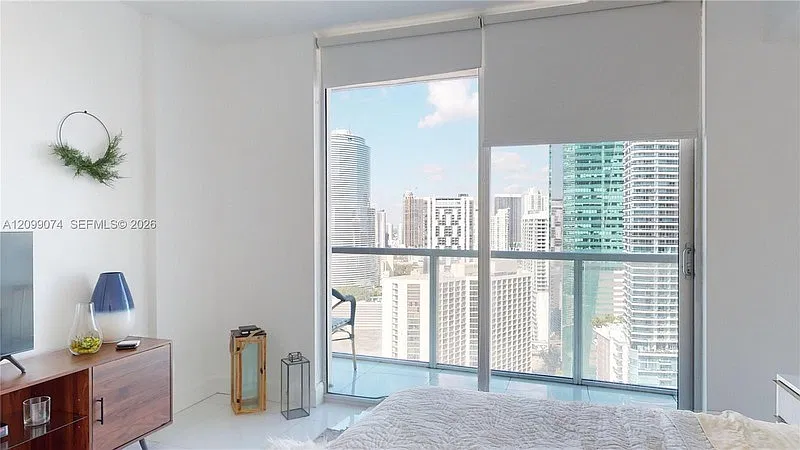 500 Brickell Ave — Photo 2