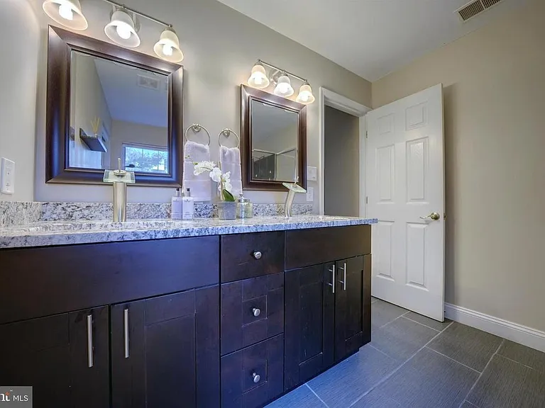 494 Pitt Ct — Photo 4