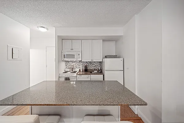 Rented by Global Realty Opportunities | media 12