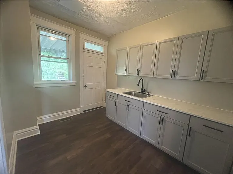466 Hill St — Photo 8
