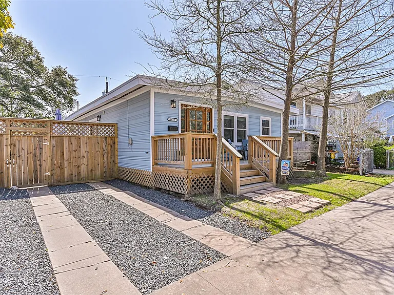 1615 Avenue L — Photo 1