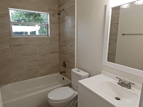 5th image of 1029 SW 22nd Terrace