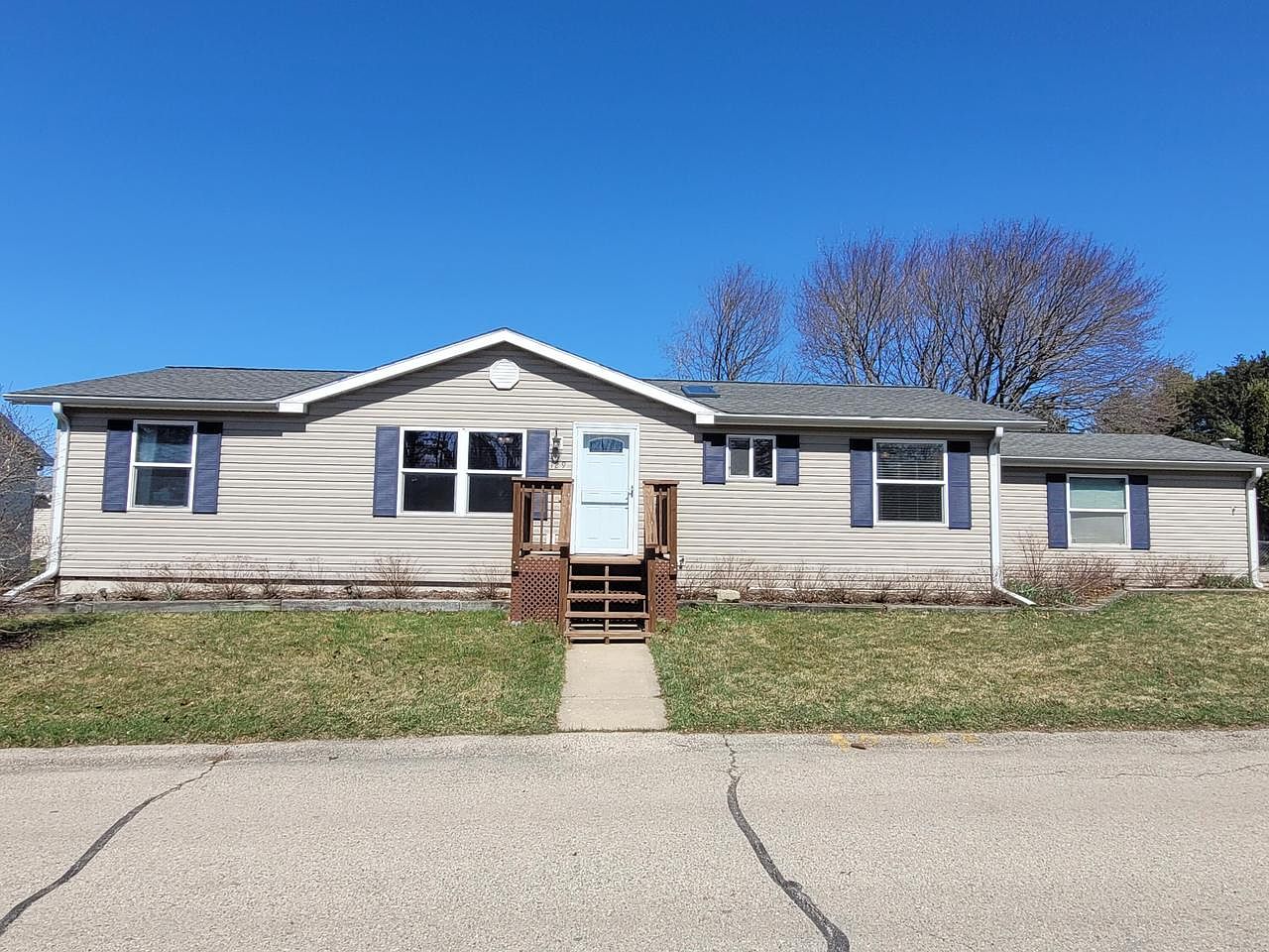 129 South Eastown Manor, Elkhorn, WI 53121 Zillow