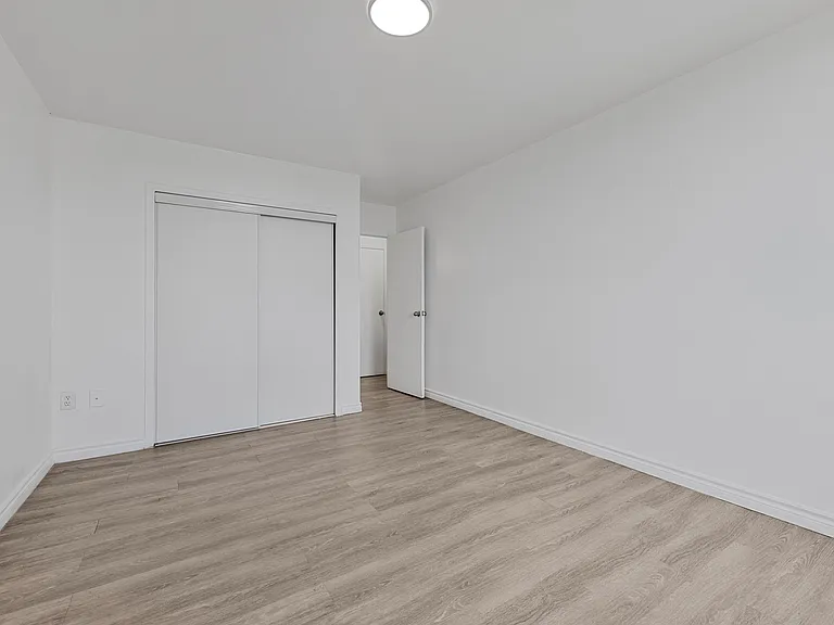 65 Thorncliffe Park Dr #906 — Photo 15