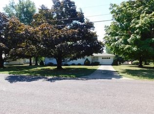 909 Hillcrest Dr, Monett, MO 65708