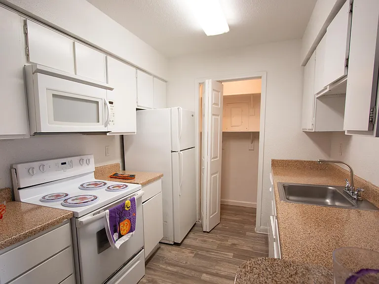 The Claridge Apartments — Photo 24